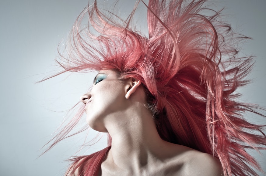 Cum redai strălucirea părului vopsit? 7 metode testate