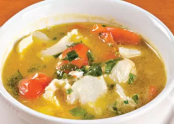 Ciorbă tradițională de pui cu legume