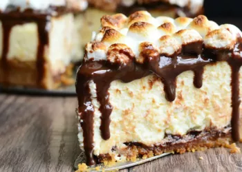 Cheesecake cu topping de ciocolată și bezele