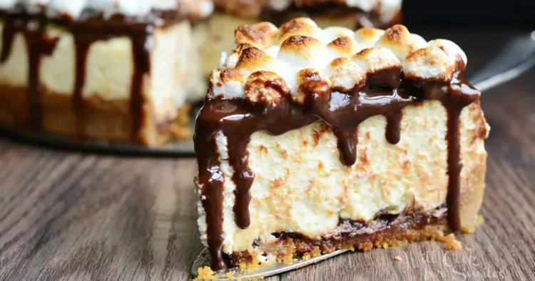 Cheesecake cu topping de ciocolată și bezele
