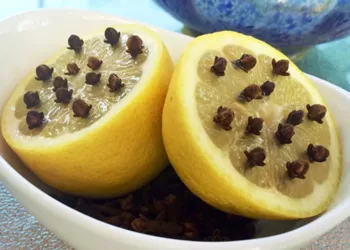 A înfipt câteva cuișoare într-o lămâie. După ce vei afla de ce, vei face și tu la fel!