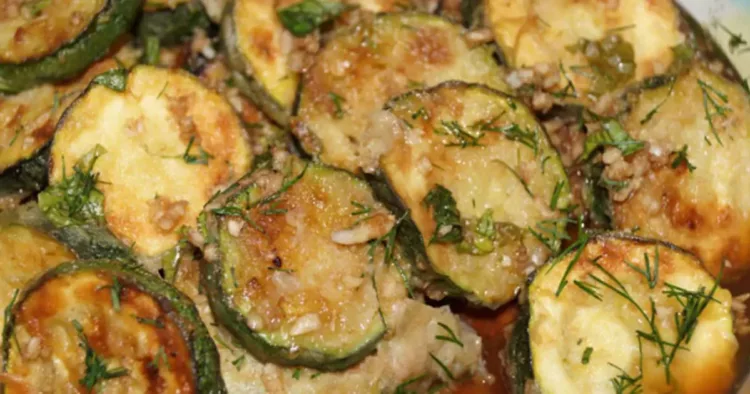 Dovlecei marinați cu verdeață și usturoi