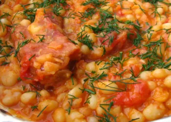 Mâncare de fasole cu costiță de porc