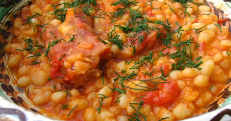 Mâncare de fasole cu costiță de porc