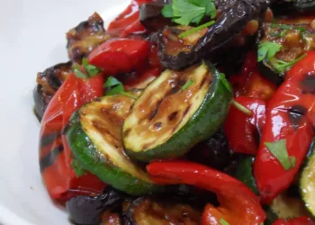 Salată de dovlecei, vinete și ardei copți la grătar