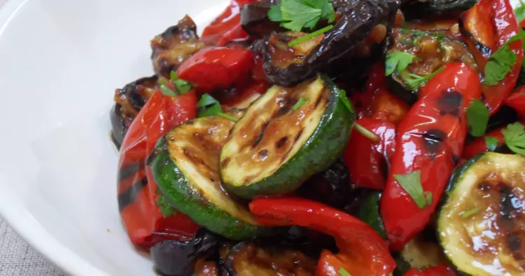 Salată de dovlecei, vinete și ardei copți la grătar