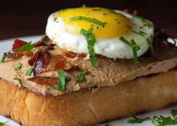 Pate de ficat făcut în casă cu bacon și ou prăjit