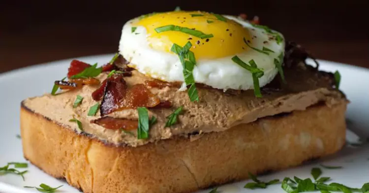 Pate de ficat făcut în casă cu bacon și ou prăjit