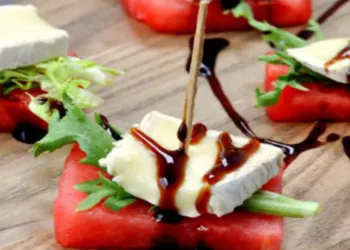 Aperitiv savuros de vară cu brânză brie și pepene verde