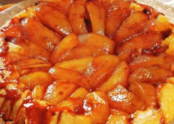 Prăjitură răsturnată cu mere şi caramel