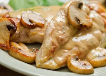 Pui în cremă de ciuperci