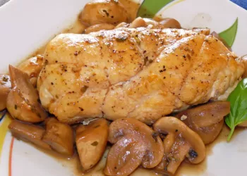 Rulouri din piept pui cu brânză Provolone, prosciutto și ciuperci