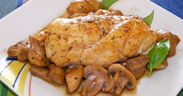 Rulouri din piept pui cu brânză Provolone, prosciutto și ciuperci