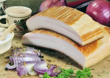 Ce boli vindecă țuica cu slănină și ceapă. Află ce spun doctorii despre acest remediu românesc