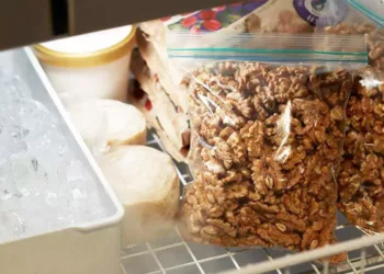 Cel mai tare truc! Uite ce se întâmplă dacă pui nucile în congelator