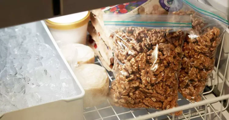 Cel mai tare truc! Uite ce se întâmplă dacă pui nucile în congelator
