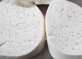 Brânza din comerţ, plină de aditivi cancerigeni. Vezi cum îți dai seama dacă brânza pe care ai cumpărat-o este 100% naturală