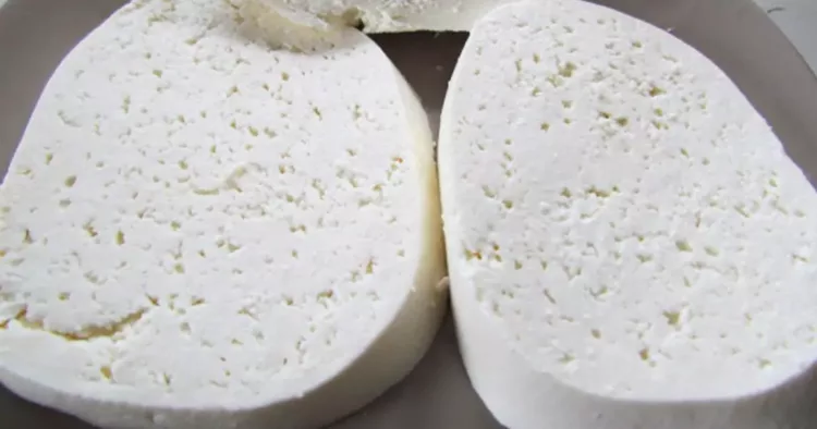 Brânza din comerţ, plină de aditivi cancerigeni. Vezi cum îți dai seama dacă brânza pe care ai cumpărat-o este 100% naturală