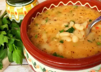 Ciorbă de fasole cu leuștean