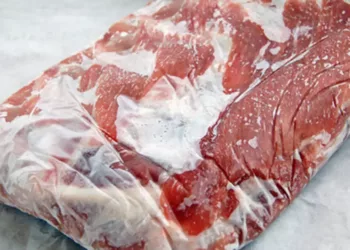 Cum să decongelezi carnea în doar 5 minute. Este adevăratul secret al bucătarilor