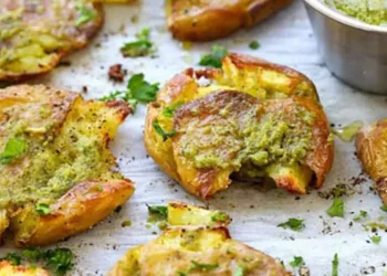 Cartofi zdrobiți la cuptor aromați cu sos pesto