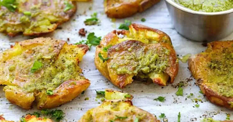 Cartofi zdrobiți la cuptor aromați cu sos pesto