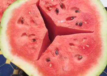 Daca tai un pepene în două și vezi că are o crăpătură în miez, aruncă-l imediat la gunoi! Află ce înseamnă acest lucru
