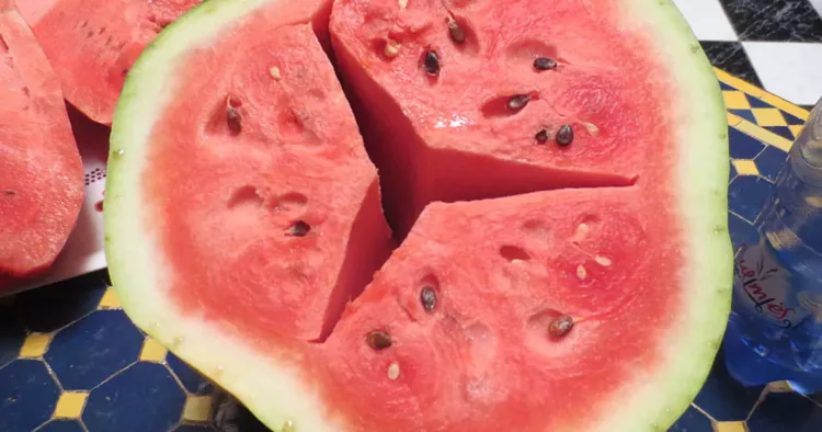 Daca tai un pepene în două și vezi că are o crăpătură în miez, aruncă-l imediat la gunoi! Află ce înseamnă acest lucru