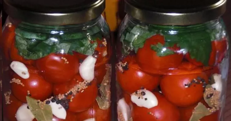 Roșii murate cu usturoi ca în copilărie. Bunica ne răsfăța în fiecare iarnă cu aceste bunătăți