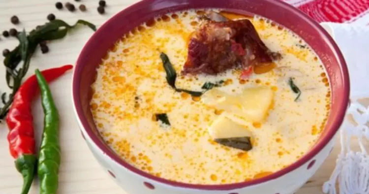 Ciorbă ardelenească de cartofi cu afumătură și tarhon