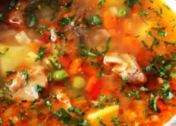 Ciorbă din ciolan de porc afumat