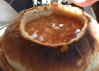 Mâncărică de fasole cu mirodenii servită în pită de casă, nu te mai poți sătura