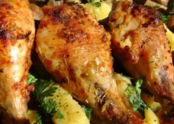 Copănele de pui frecate cu usturoi cu cartofi la cuptor, un preparat tradițional românesc!