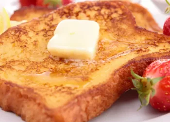 Un mic dejun ca în copilărie. Frigănele fragede cu miere și fructe