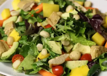 Credeai că ai încercat toate salatele de sezon? Uite cum se prepară salata hawaiiană!