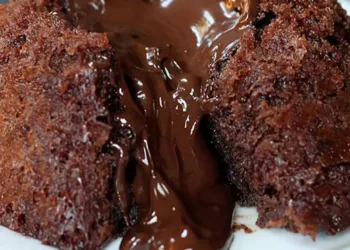 Lava cake cu ciocolată fără coacere. Vezi cât de rapid se prepară