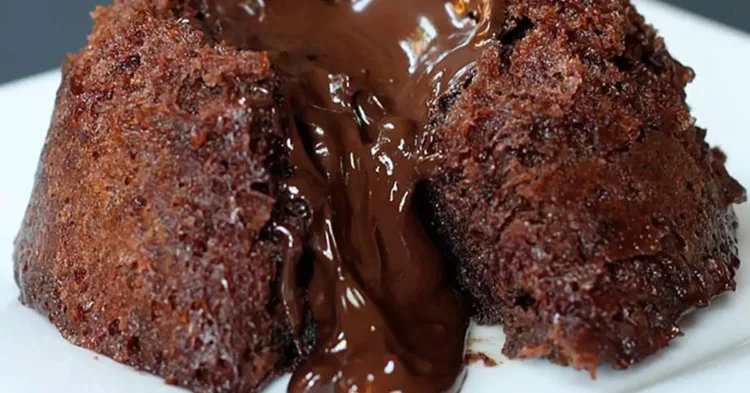 Lava cake cu ciocolată fără coacere. Vezi cât de rapid se prepară