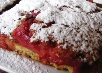 3 deserturi calde cu prune cu care să te răsfeţi în această toamna