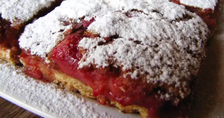 3 deserturi calde cu prune cu care să te răsfeţi în această toamna