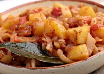 Șnițele din foi de varză umplute cu cașcaval