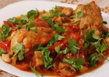 Copănele de pui frecate cu usturoi cu cartofi la cuptor, un preparat tradițional românesc!