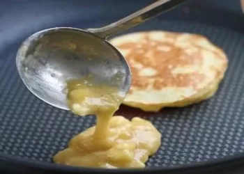 Blinii dulci pregătite fără făină, griș sau zahăr. Un răsăț dulce și sănătos care este gata în în 5 minute!