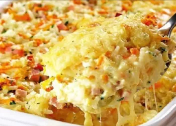 Dacă ți-a mai rămas orez fiert, atunci  pregătește neapărat această budincă, rumenă cu gust  apetisant de cașcaval, mozarella și șuncă