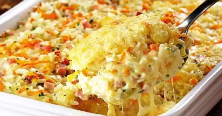 Dacă ți-a mai rămas orez fiert, atunci  pregătește neapărat această budincă, rumenă cu gust  apetisant de cașcaval, mozarella și șuncă