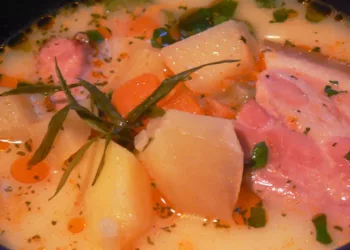 Ciorbă ardelenească cu cartofi și afumătură. O bunătate pe care o vei adora