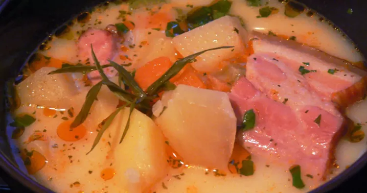 Ciorbă ardelenească cu cartofi și afumătură. O bunătate pe care o vei adora