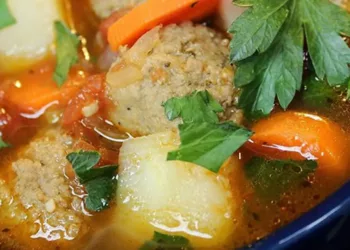 Ciorbă de perișoare cu cartofi, o rețetă originală împrumutată de la bunici