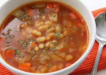 Ciorbă de fasole cu ciuperci, o mâncare sănătoasă de post care nu poate fi mâncată decât cu mare poftă