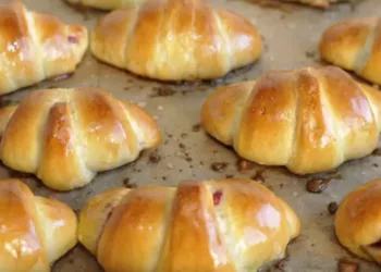 Cornulețe fragede cu dulceață de zmeură