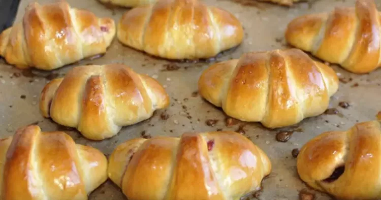 Cornulețe fragede cu dulceață de zmeură